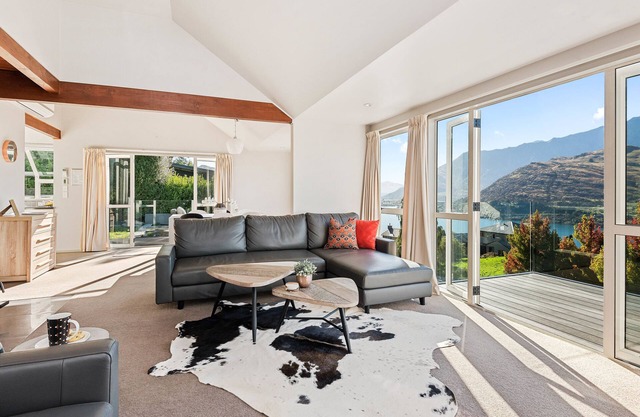 Wakatipu Views - Queenstown Holiday Home