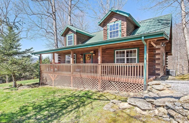 Wakulla Woods Retreat - stunning mountain home, 2 bedrooms with sleeping loft, 2 bathrooms, centr.