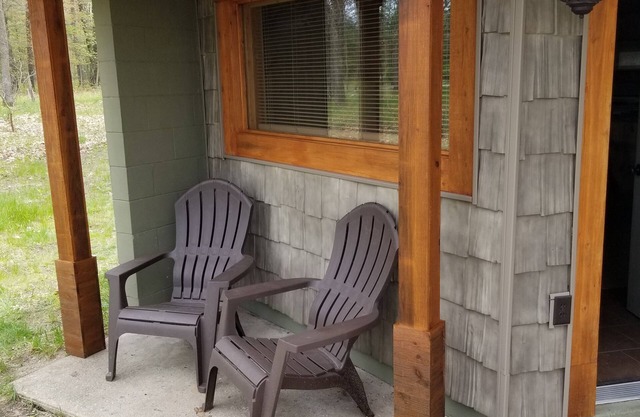 Walhalla Sportsman's Cabin near rivers, lakes, National Forest! Cable tv-wifi