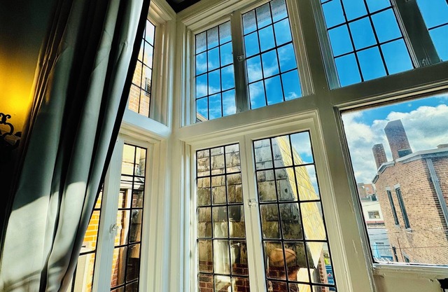 Walk 5 min to Steeler Opener-Victorian Beauty! Free Private Park-King Beds