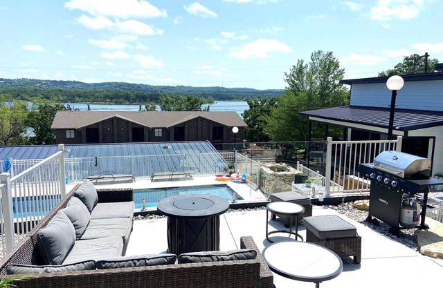 Walk-in Villa with Heated Pool, Game Room, Epic Views, 3 min from SDC