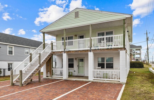 Walk on the Beach "Downtown" - your feet in the sand in 250 ft. Pet friendly