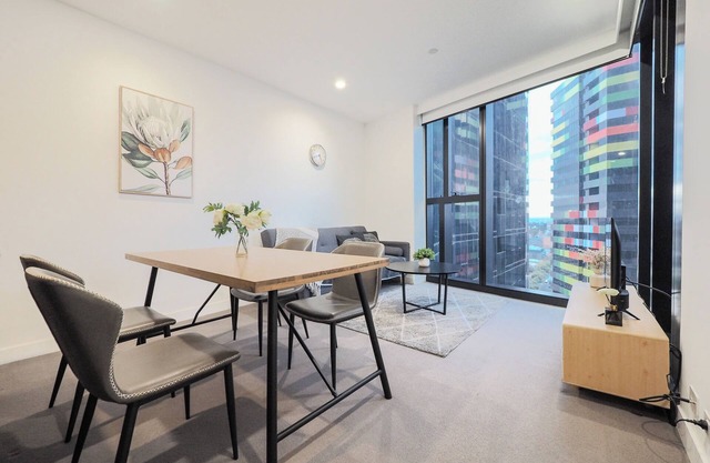 Walk through the art-filled lobby, and you'll find a full range of resident amenities, with pools and gym, neighbour to the world-renowned Royal Melbourne Institute of Technology (RMIT).