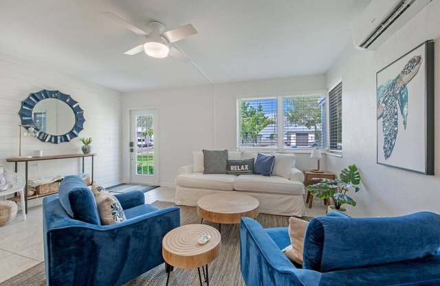 Walk to 5th Ave and beach! New Renovation, perfect vacation house with lanai