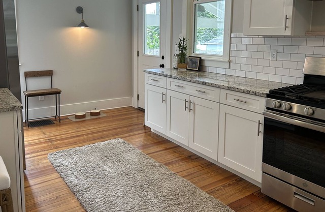 Walk to Bardstown in the Original Highlands - Clean and updated home