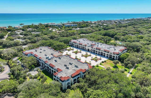 Walk to Beach. RENOVATED & HUGE 3-bed &3-bath condo in Vero Beach