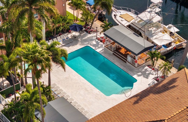 Walk to Beach and Strip- 2 bedrooms, and WiFi in Fort Lauderdale