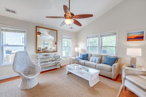 Walk to Beach and Boat Ramp Home with Outdoor Area