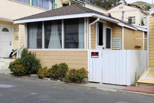 Walk to Beach and Main St Catalina Island Cottage!