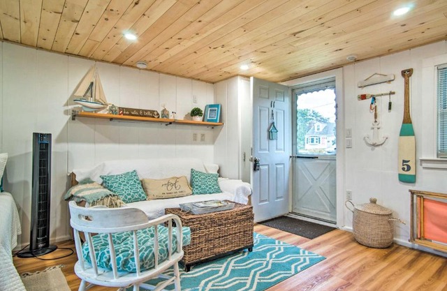 Walk to Beach Bright and Cozy Cape Cod Studio!