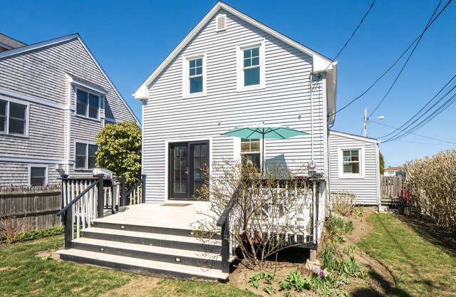 WALK to BEACH/CLIFF WALK! FANTASTIC Location! Newport so close! Pets OK! Deck!
