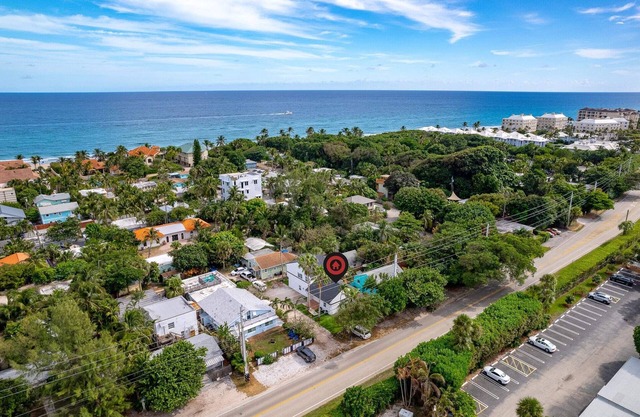 Walk to Beach & Downtown + Outdoor Hammock & Furniture!