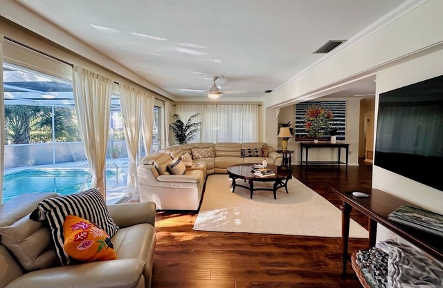 Walk To Beach From Cottage-Style Home In The Heart of Naples