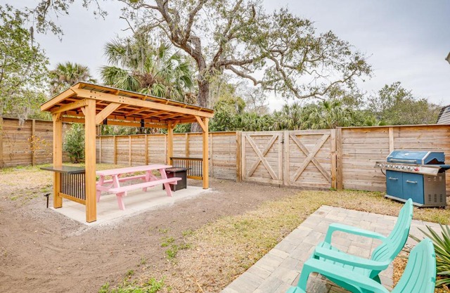 Walk to Beach Getaway with Fire Pit in St Augustine