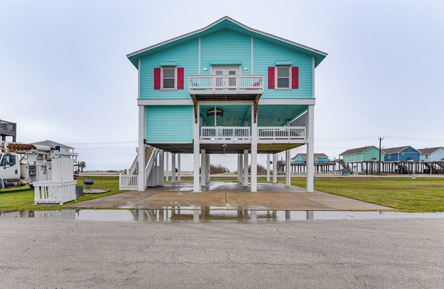 Walk to Beach: Home w/Hot Tub & Deck in Gilchrist