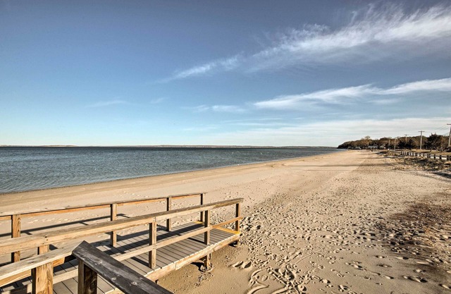 Walk to Beach: Long Island Wine Country Home!