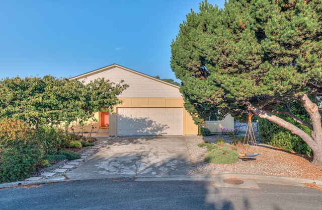 Walk to Beach or Town from Quiet and Cozy Cottage