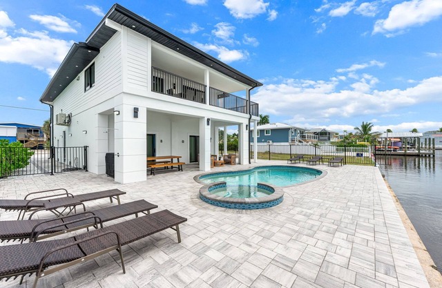 Walk To Beach, North End Restaurants, Night Life Steps Away!