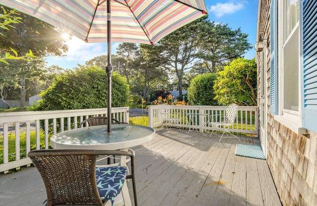Walk To Beaches, Main Street, and Harbor. Quiet Neighborhood. Captain Gosnold Village M1