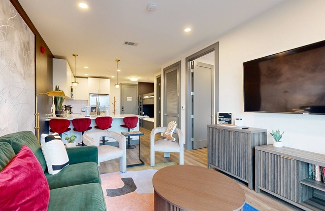 🎶 Walk to Broadway! Cozy 6 Person Retreat with All that You Need (and more)! ✨