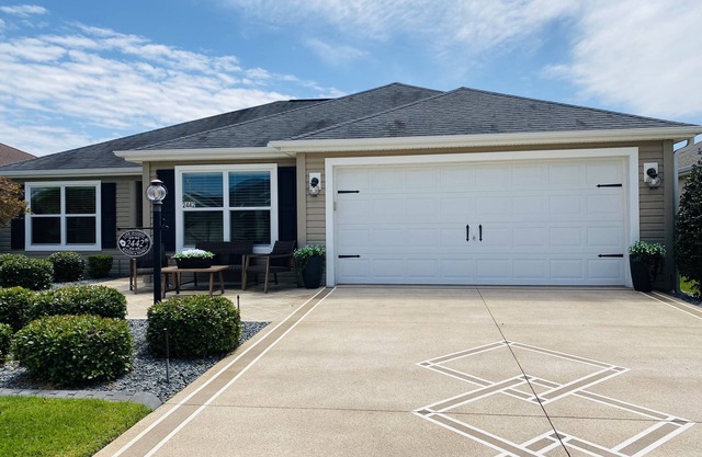 Walk To Brownwood Paddock Square, Restaurants & Nightly Entertainment