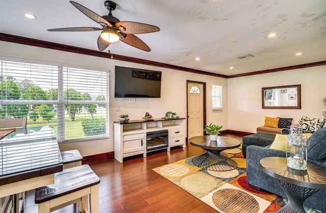 Walk to Buckingham Farms: Peaceful Fort Myers Home