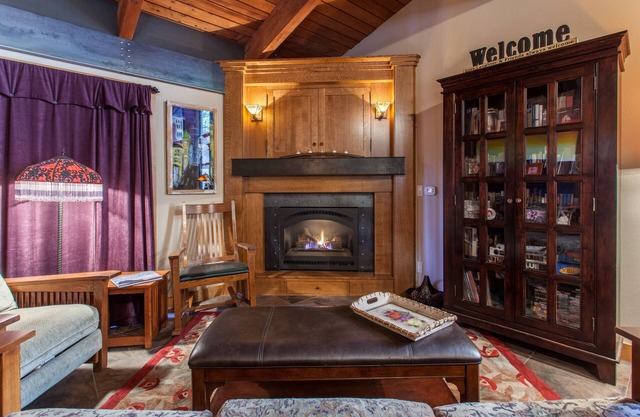 Walk to Canyon Lodge from this Cozy and Updated CondonTOML-CPAN-11200