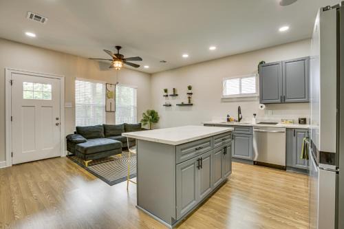 Walk to Carrollton Ave Eats Bright NOLA Duplex!