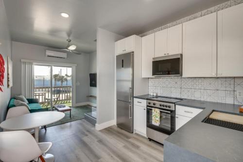 Walk to Daytona Beach and Boardwalk Apt with Balcony