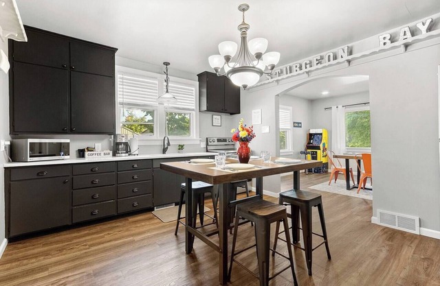 Walk to Downtown, King Bed, Fireplace, Game Room