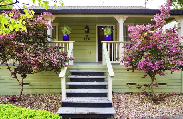 Walk to Downtown Napa - New Hot tub!