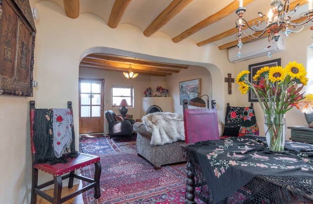 WALK TO DOWNTOWN PLAZA, RAILYARD, AND CANYON ROAD. HISTORIC ADOBE.