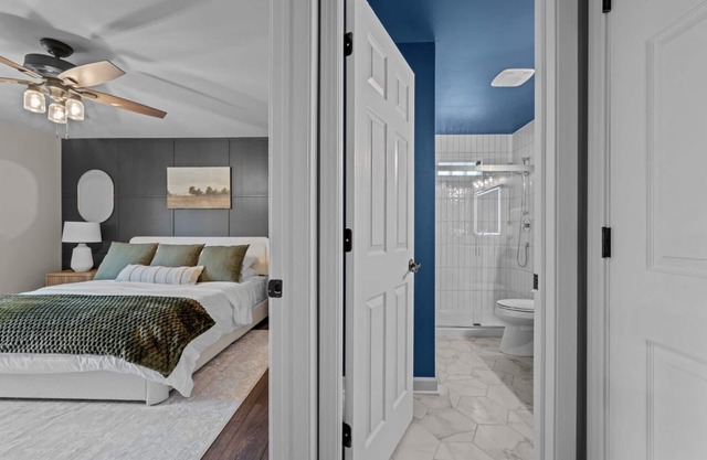 Walk to downtown St. Charles: Hot Tub, 4K TV Surround Sound, Espresso, Fire pit!