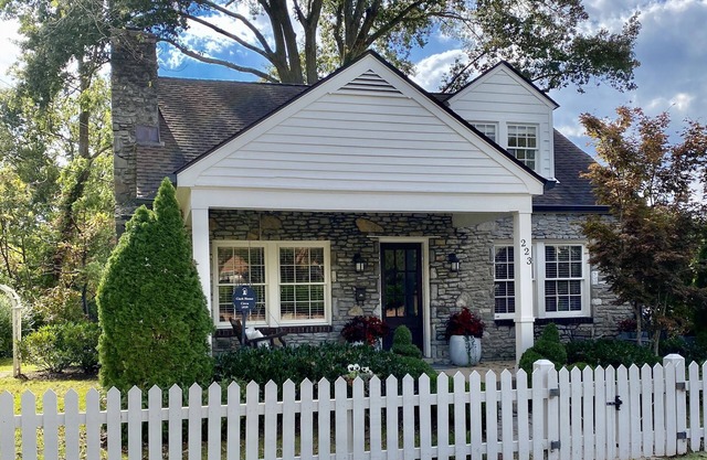 Walk to everything! Cozy Stone Cottage in Downtown Historic District