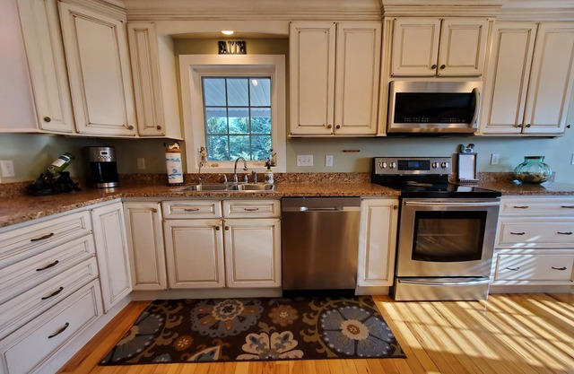 Walk to Flintfields Horse Park only 1/2 mile away. Barn and pastures available!