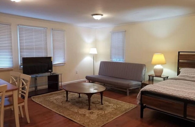 Walk to FSU/shopping center, private entrance