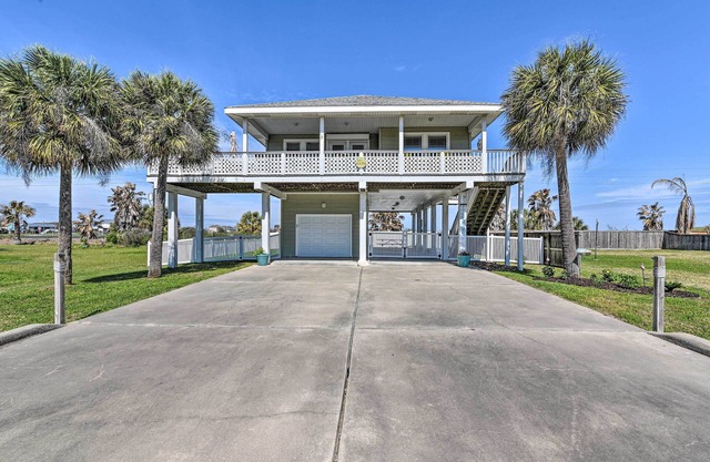Walk to Galveston Beach: Pet-Friendly Home