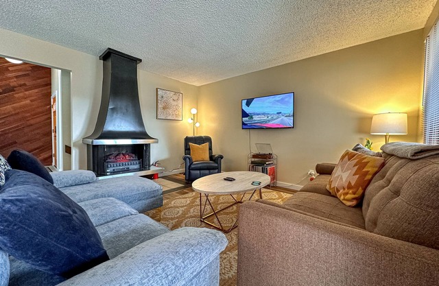Walk to Garden of the Gods ☀ Propane Firepit & Fenced in Patio near Manitou