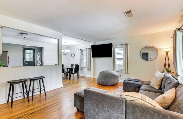 Walk to Golf: Cozy Home w/Lush Yard in Atlanta!