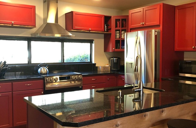 Walk to Hidden Valley’s Main Lodge - BRAND NEW KITCHEN with heated floor!