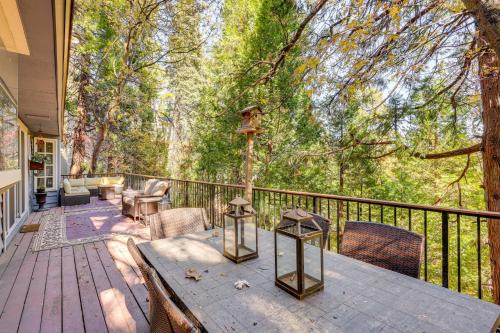 Walk to Lake Arrowhead Home with Hot Tub and Wet Bar!