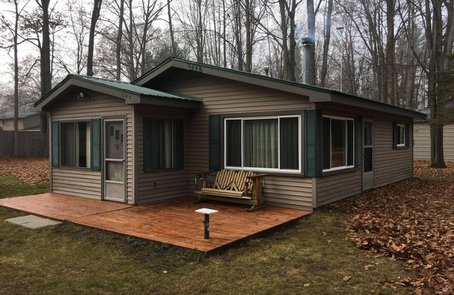 Walk to Lake cottage with beautiful Higgins Lk "Gold Coast" access