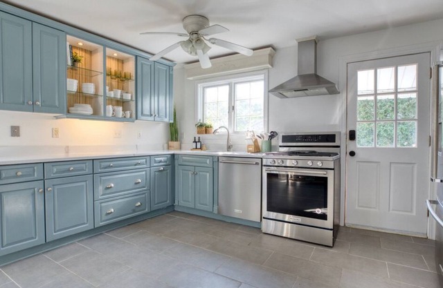 Walk to Lighthouse Park & Beach - Spacious Cottage