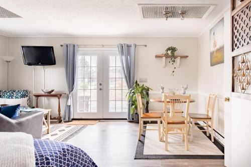 Walk to Main Street HVL & Trail - Cozy Studio Retreat