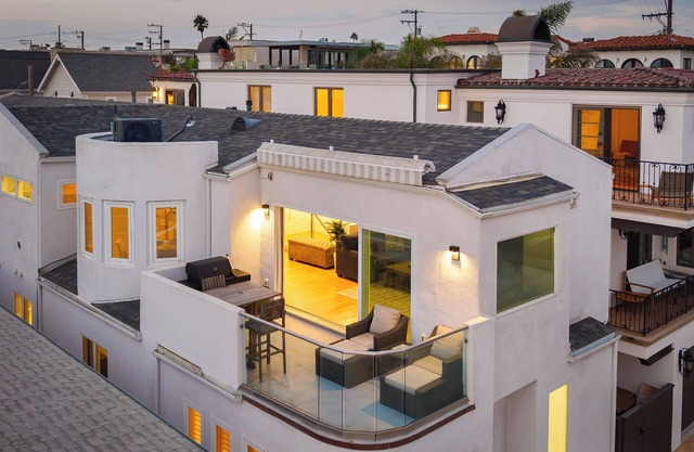 Walk to Manhattan Beach, Ocean Views, Balcony & Peloton | Casa Del Mar