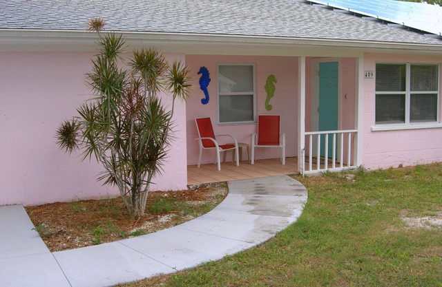 Walk to Nokomis Beach. Quality, Cleanliness, Affordable. SmartTV, Full Kitchen
