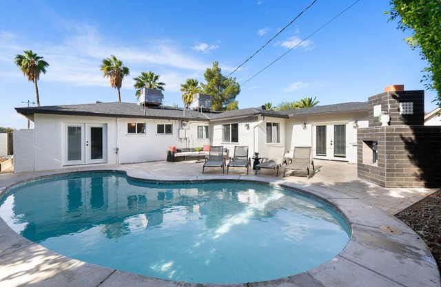 Walk to Old Town Scottsdale/Heated Pool/Outdoor Fireplace/Air Hockey