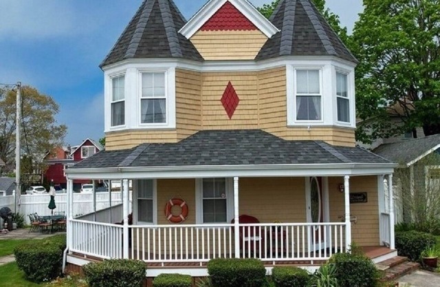 Walk to Onset Beach Gorgeous Victorian Home - Free Aug 21-24th!