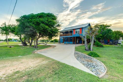 Walk to Pier Bayside Getaway with Screened Balcony