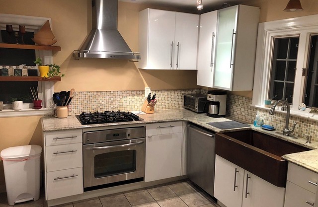 Walk to Restaurants & Park - Charming Cottage